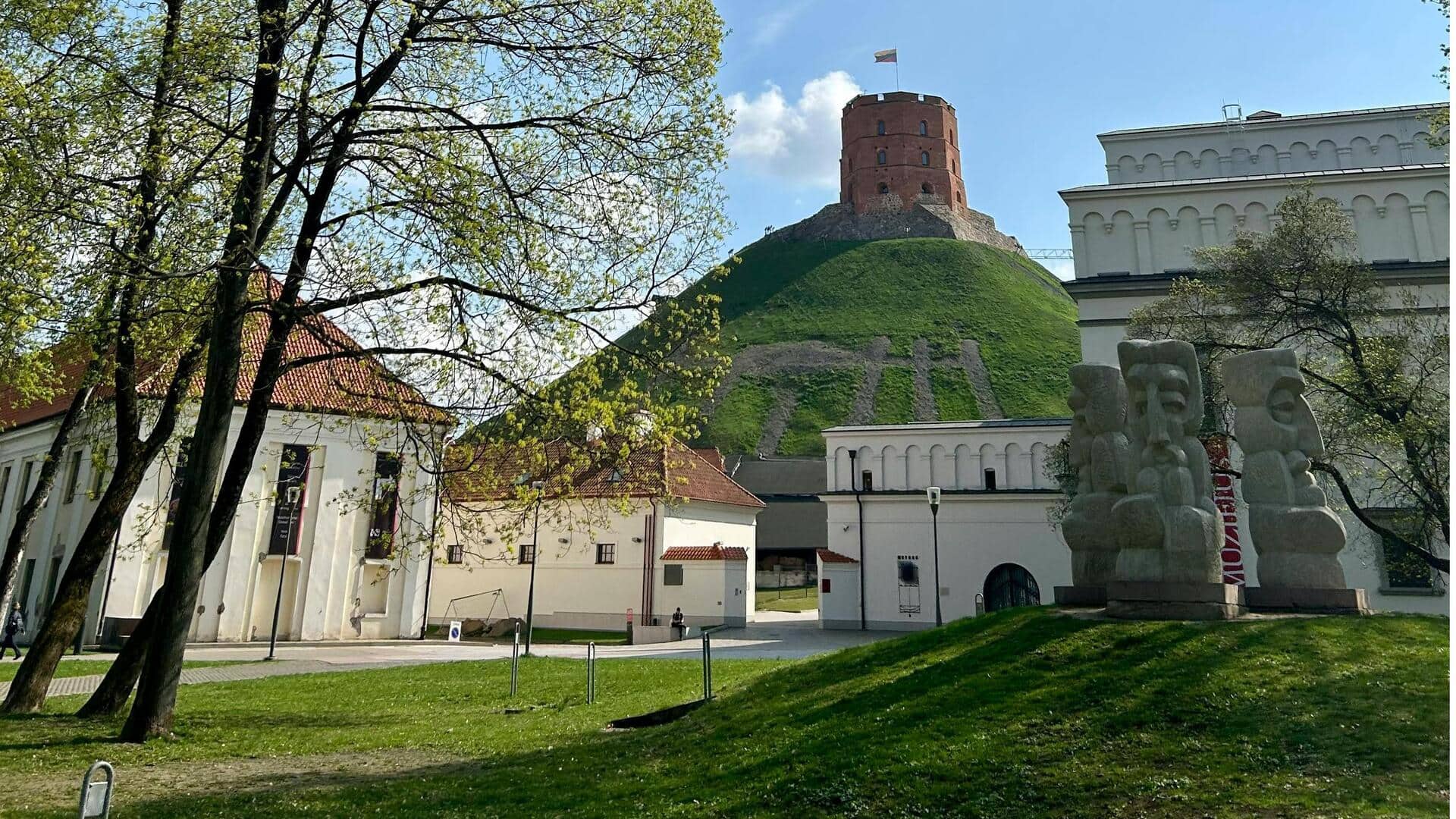 Menjelajahi Lima Halaman Dalam Kota Tua Vilnius yang Menawan