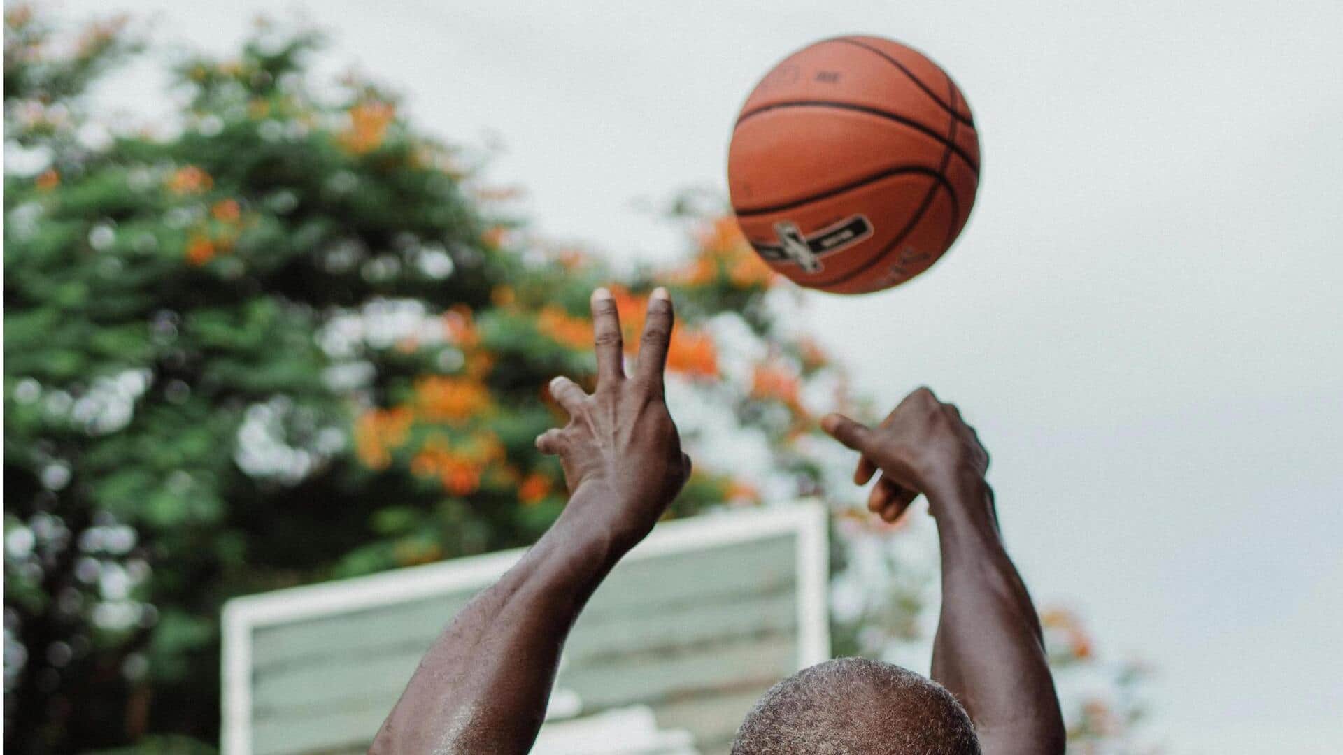Mengapa pemain basket memutar bola sebelum menembak? Mengapa pemain basket memutar bola sebelum menembak?