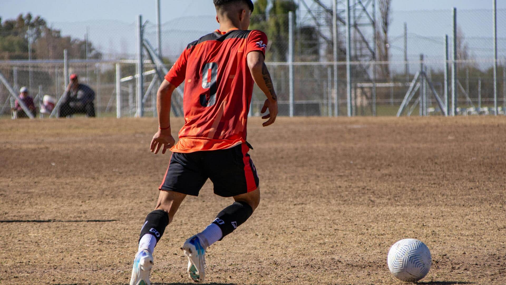 Mengungkap ilmu di balik tendangan melengkung dalam sepak bola