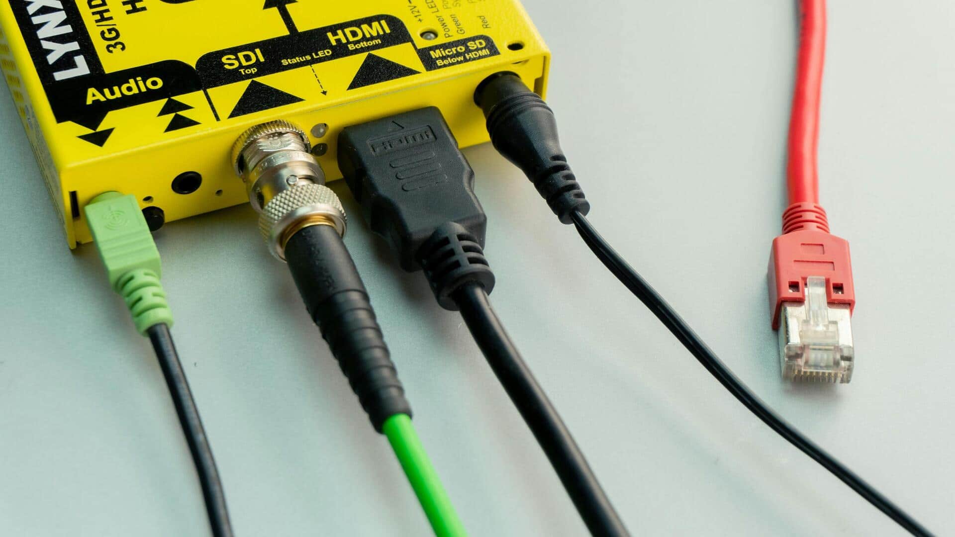 Mengatur kabel dengan cepat menggunakan label roti berwarna