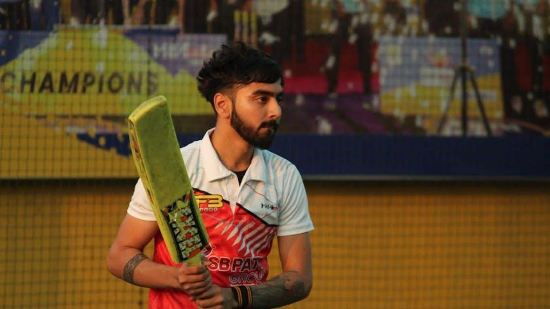 Mengapa pemukul kriket memiliki sisi datar dan punggung melengkung?