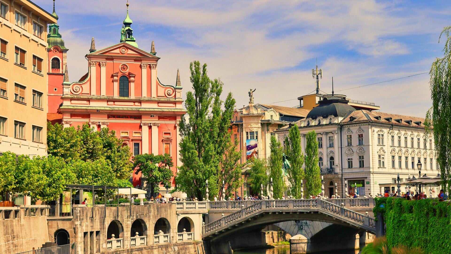 Menikmati Jembatan dan Kafe Tepi Sungai di Ljubljana