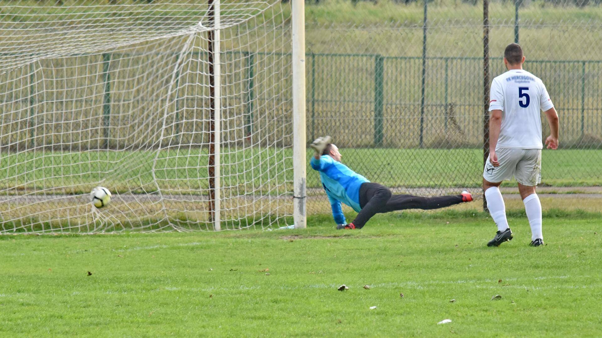 Alasan jaring gawang sepak bola berwarna putih