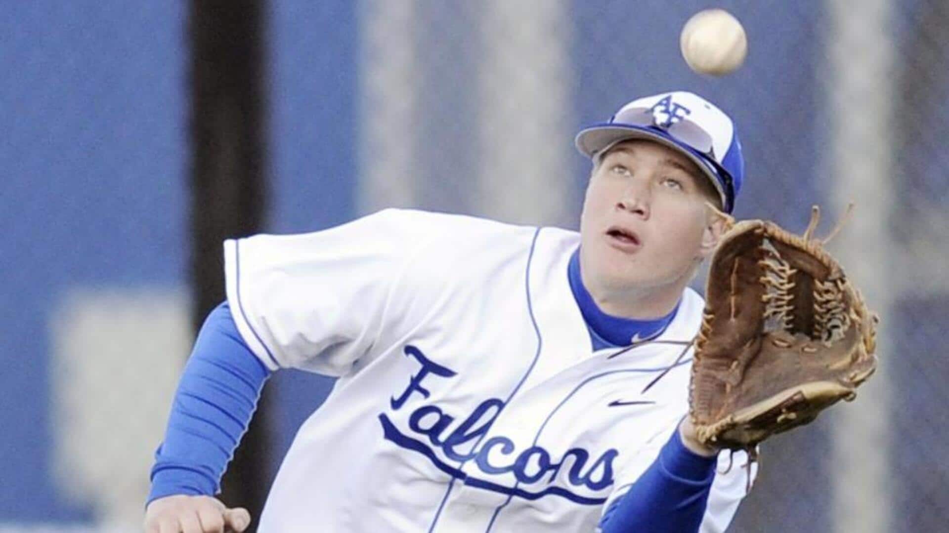 Mengapa pemain baseball memakai topi?