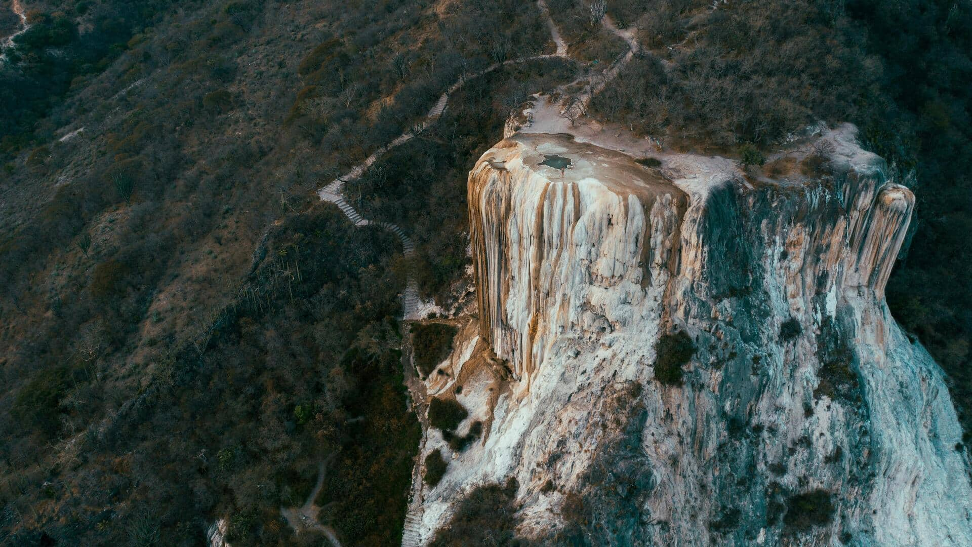 Menjelajahi Air Terjun Membatu Hierve el Agua, Meksiko