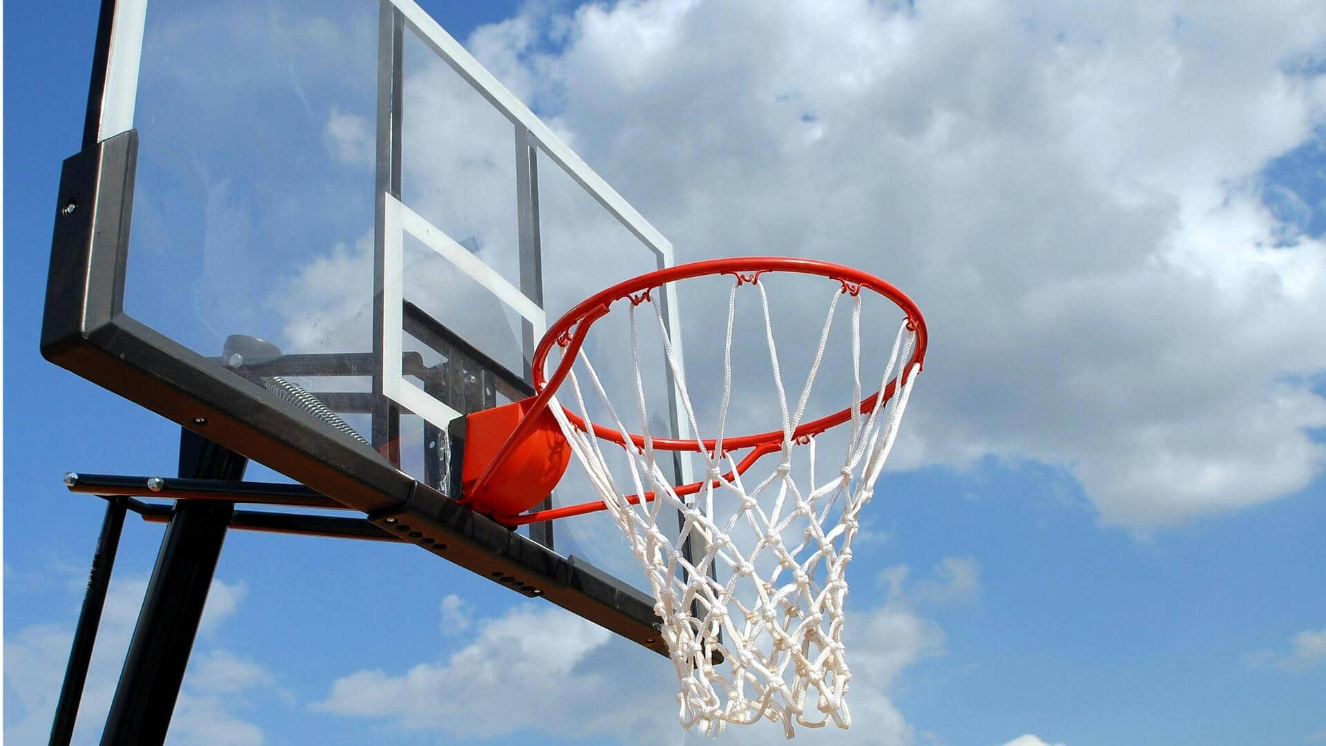 Mengapa jaring basket bergoyang anggun? Mengapa jaring basket bergoyang anggun?