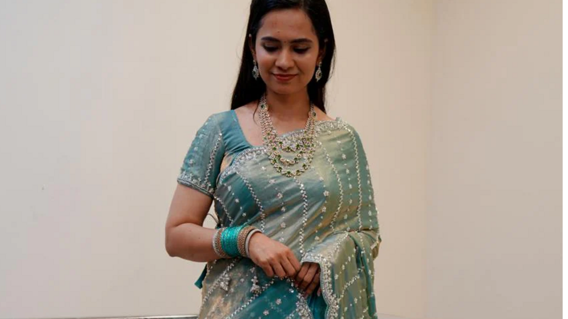 Hiasan manik: Menambah pesona saree untuk perayaan