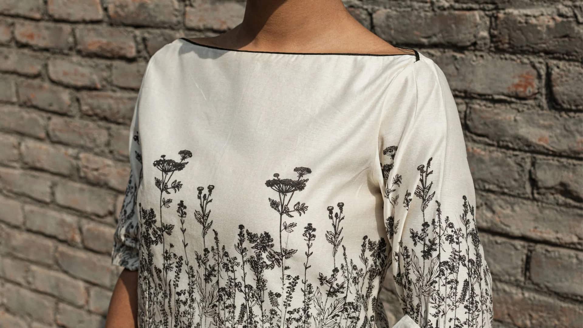 Lima cara cerdas memakai atasan boat neck musim semi ini