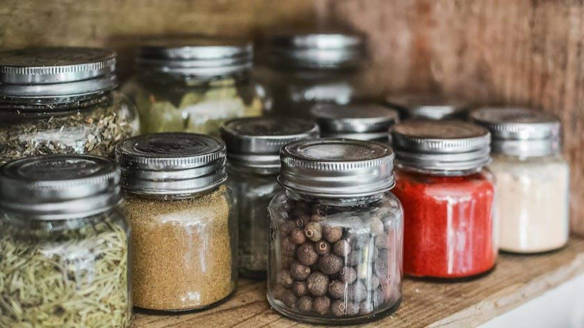 Rak Bumbu Buatan Sendiri dari Peti Kayu Bekas Rak Bumbu Buatan Sendiri dari Peti Kayu Bekas