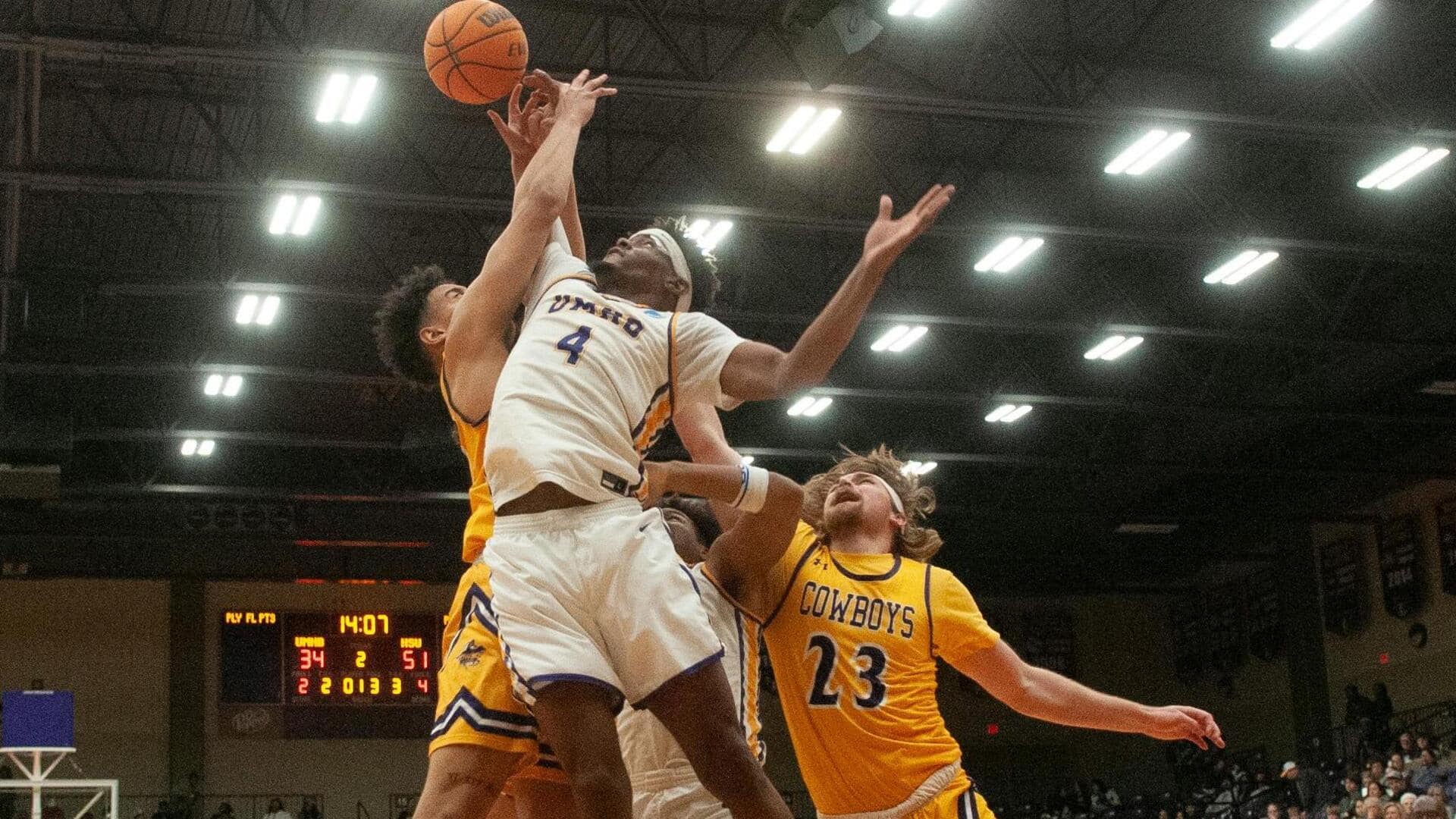 Mengapa pelatih basket berdiri saat pertandingan?