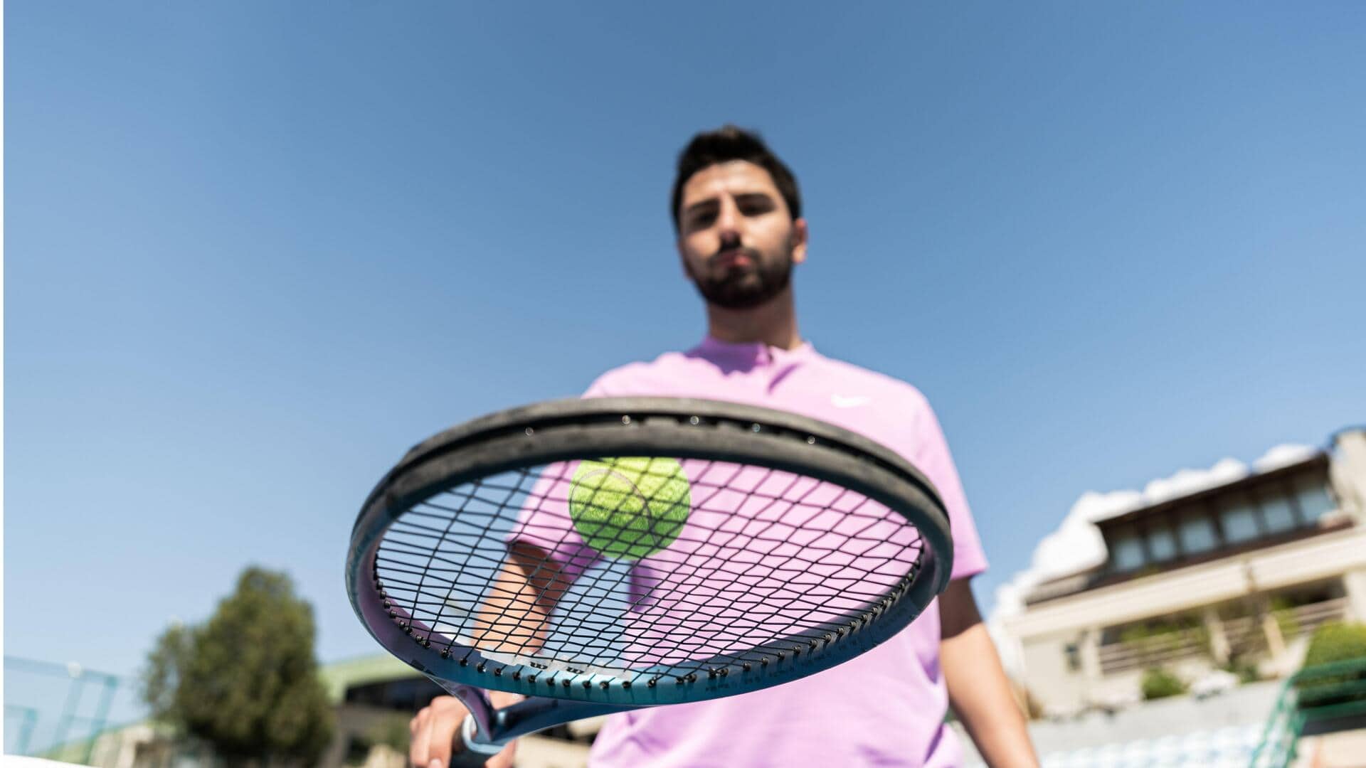 Mengapa pertandingan tenis berhenti untuk merpati melintas?