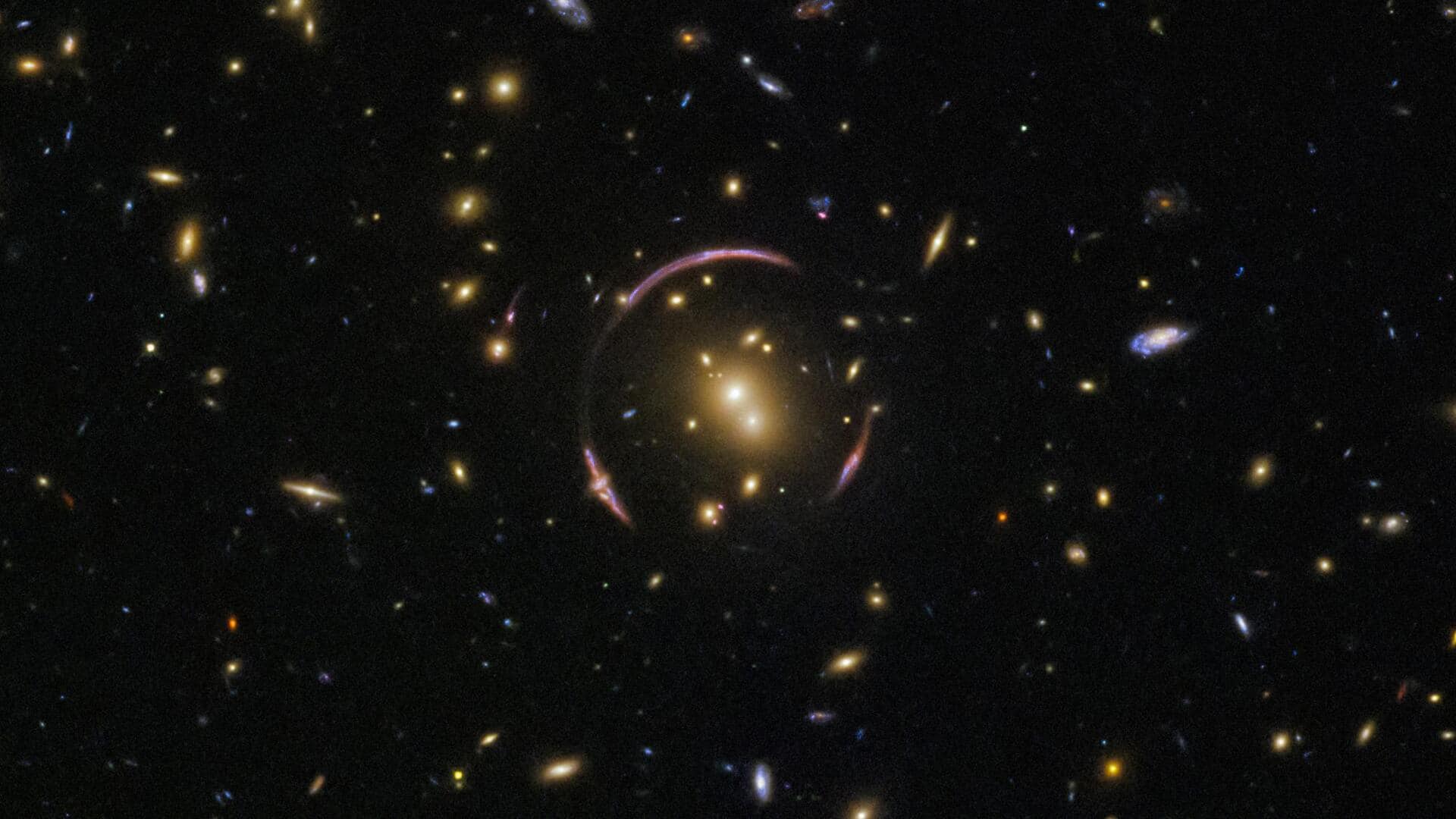 Lima Fenomena di Antariksa yang Dipicu oleh Lensa Gravitasi 