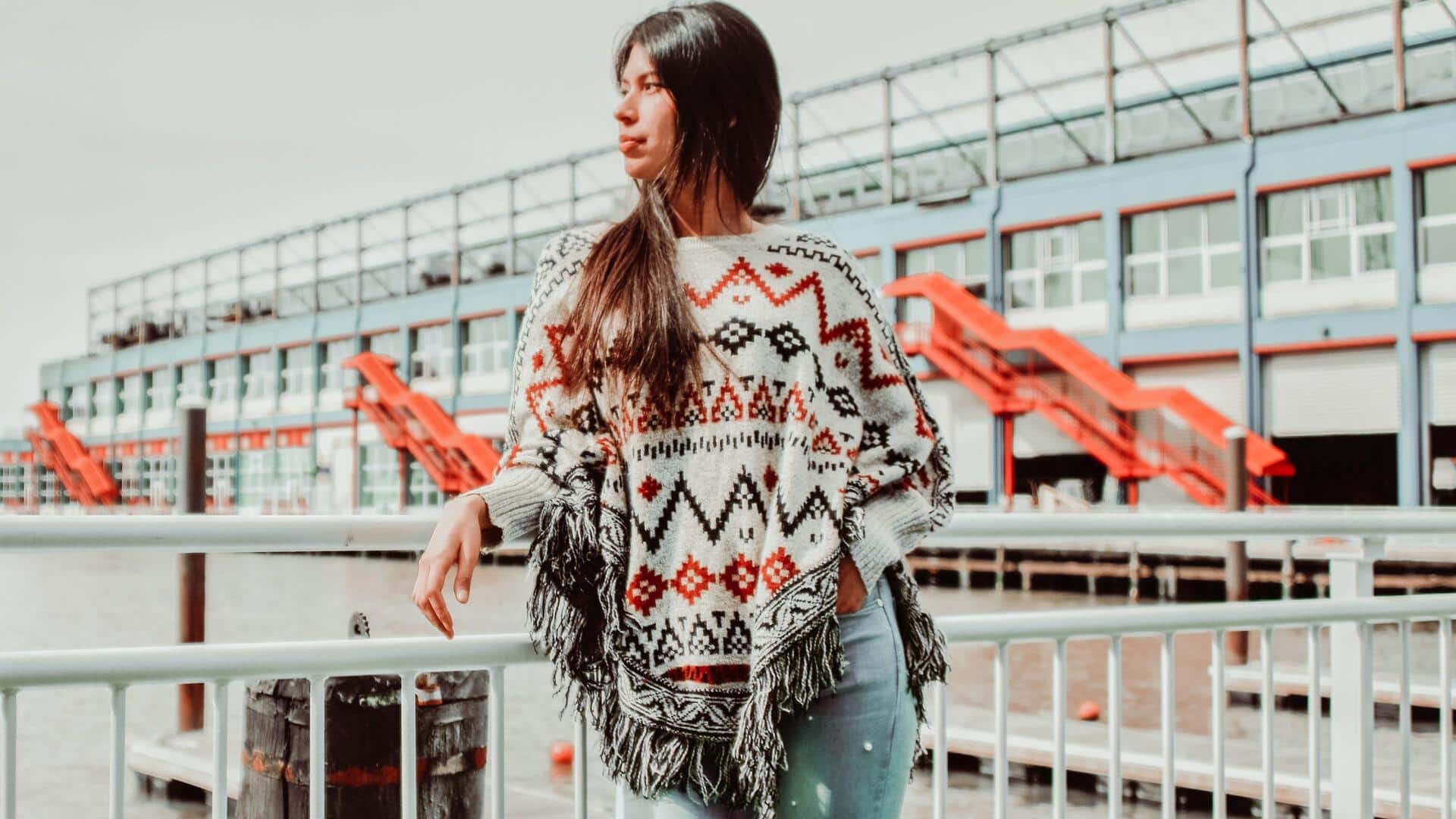 Gaya ponco cantik untuk musim hujan