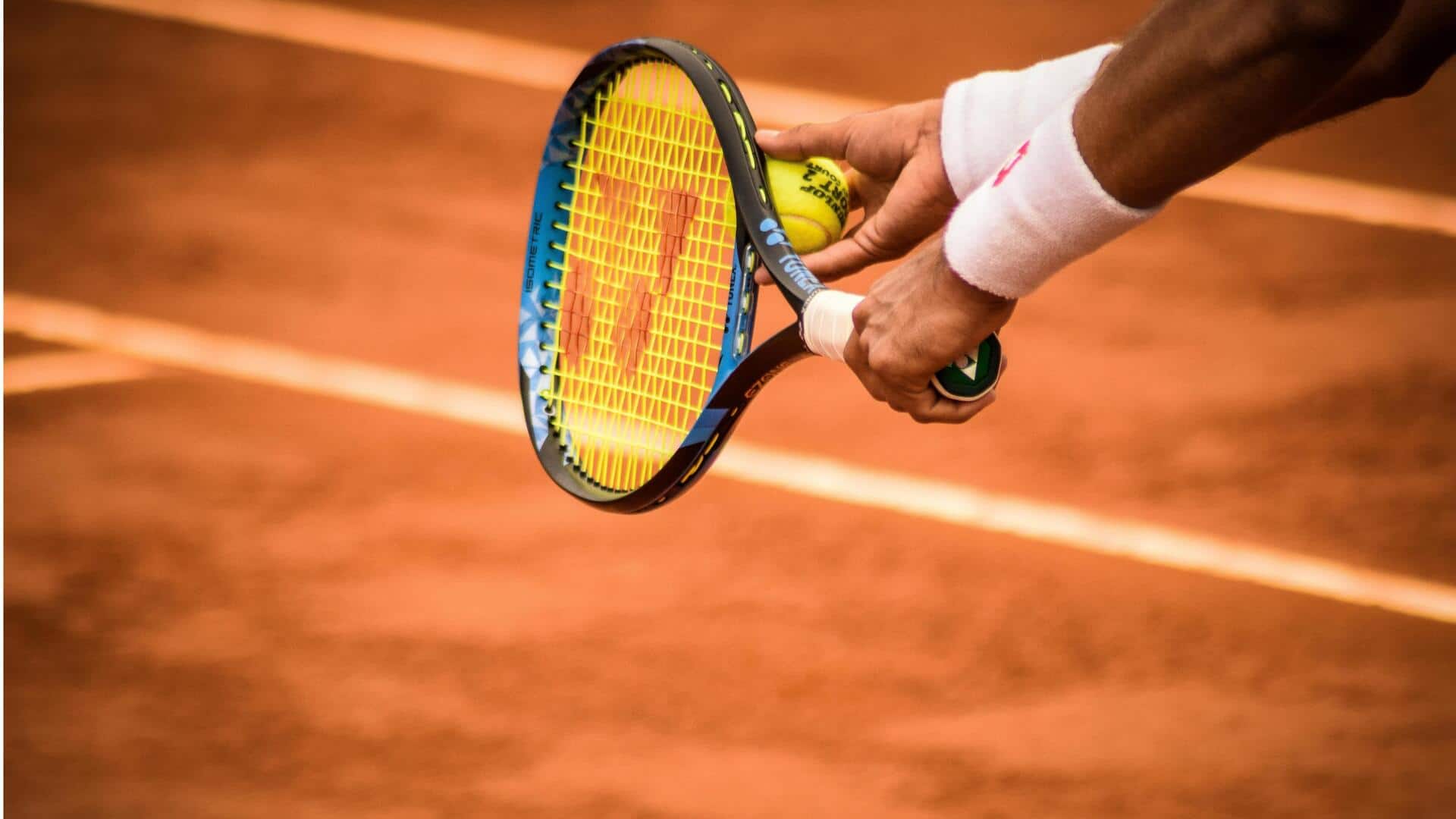 Mengapa pegangan raket tenis berbentuk segi delapan?