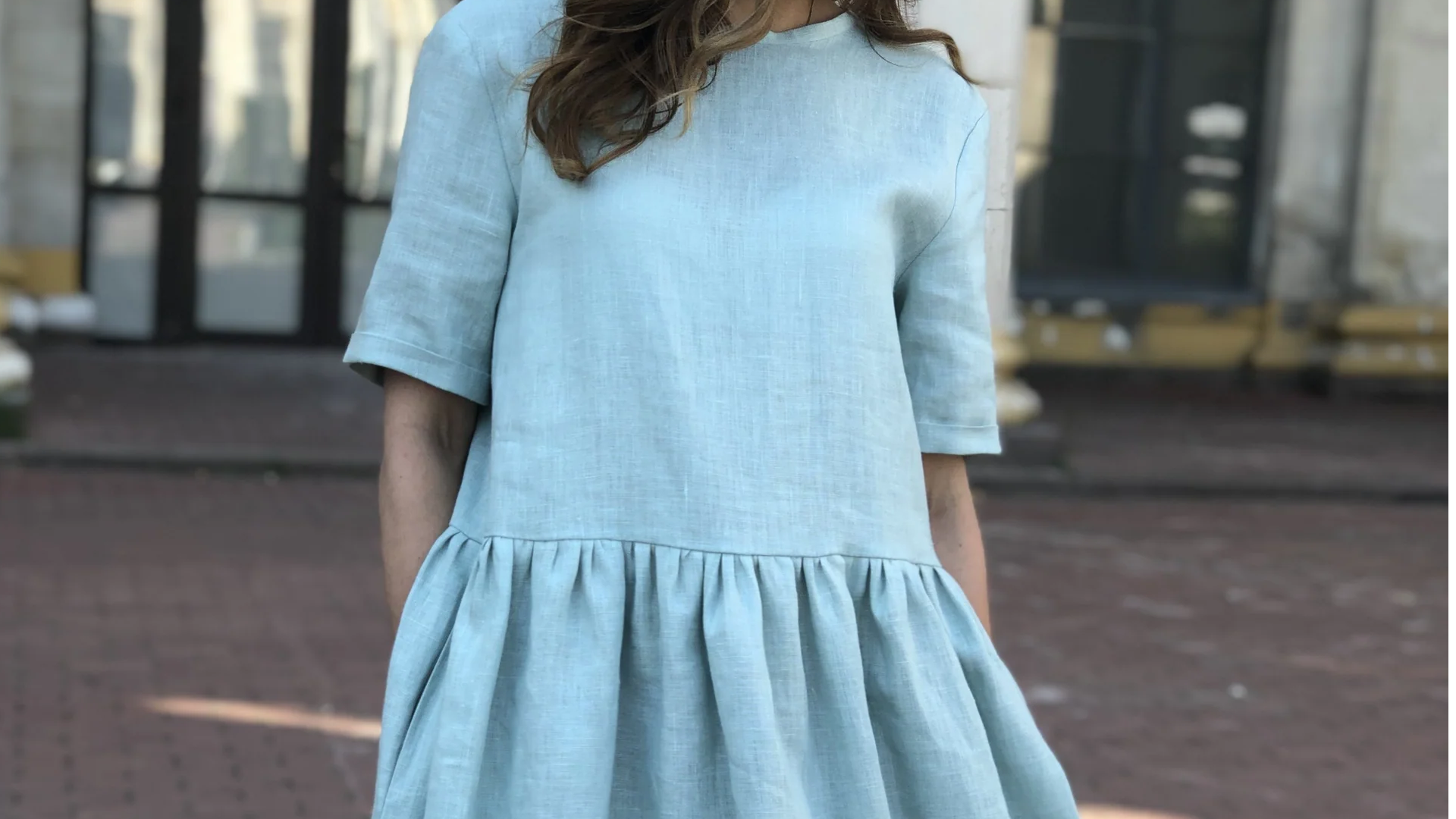 Gaun linen untuk hari panas lembap