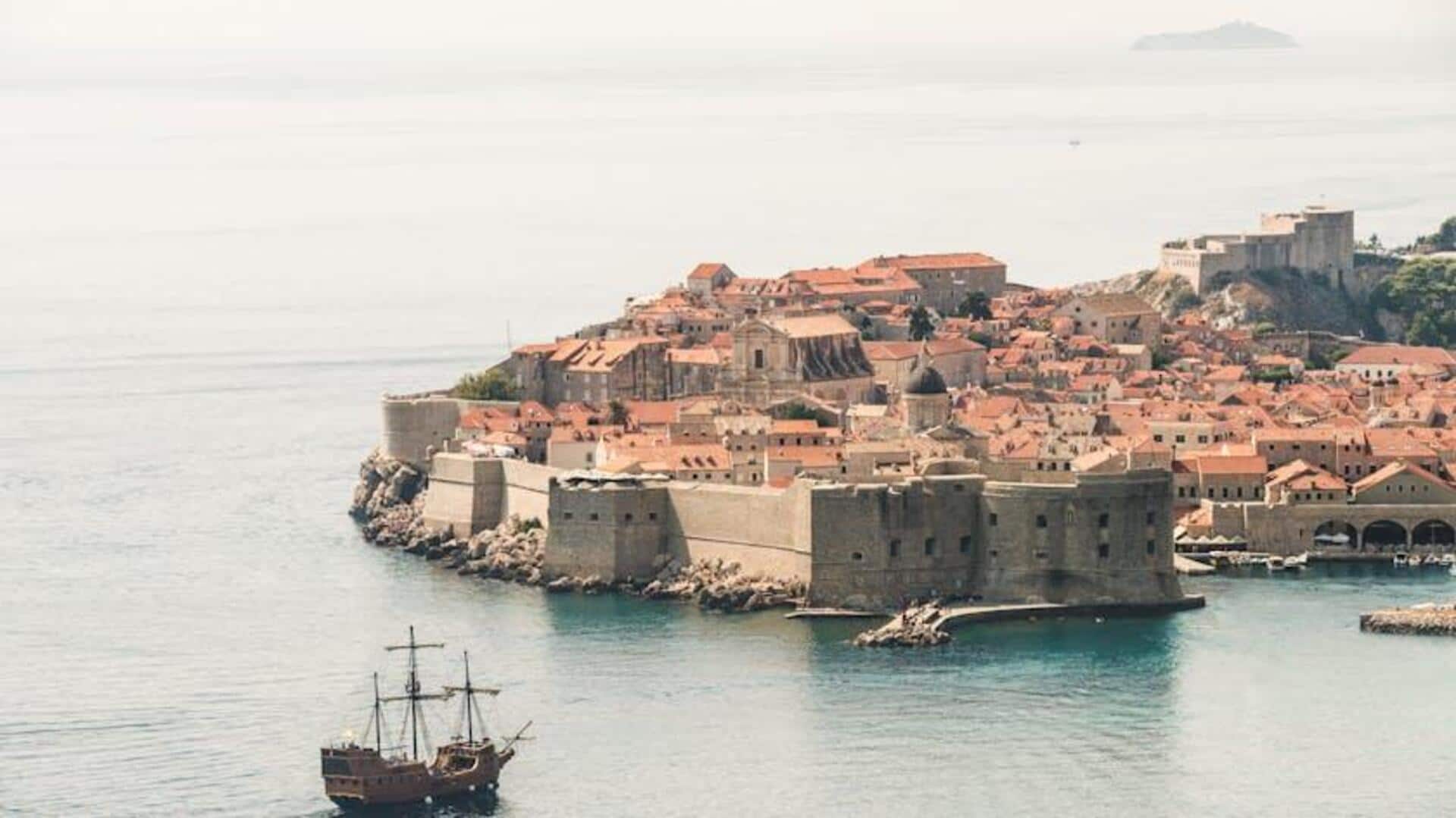 Mengagumi Tembok Abad Pertengahan dan Pemandangan Laut Dubrovnik Mengagumi Tembok Abad Pertengahan dan Pemandangan Laut Dubrovnik