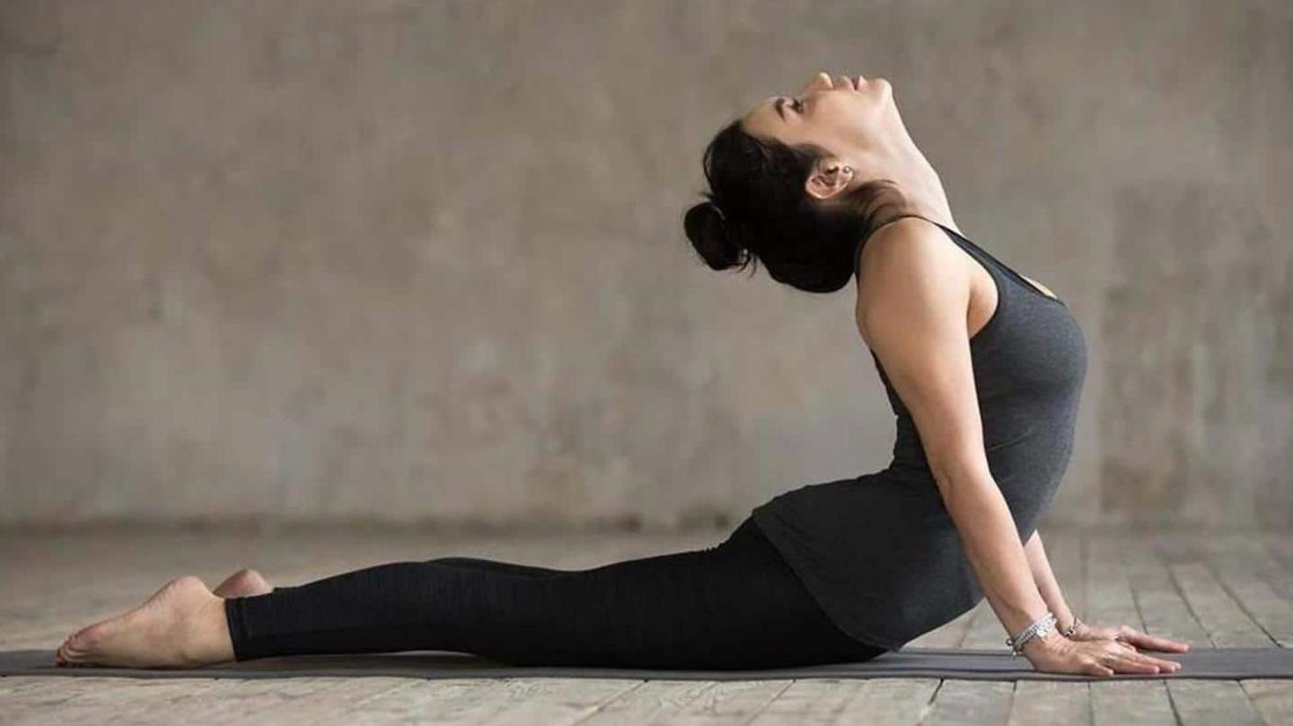 Bhujangasana atau Pose Kobra untuk memperbaiki suasana hati Bhujangasana atau Pose Kobra untuk memperbaiki suasana hati