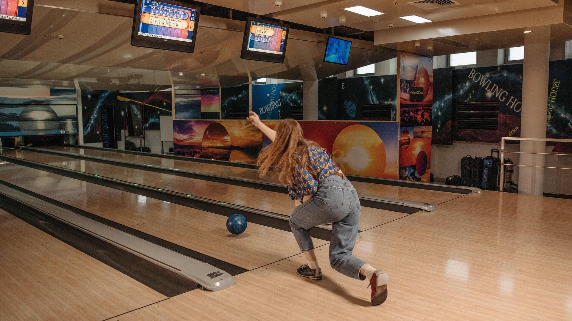 Mengapa jalur bowling membutuhkan minyak?