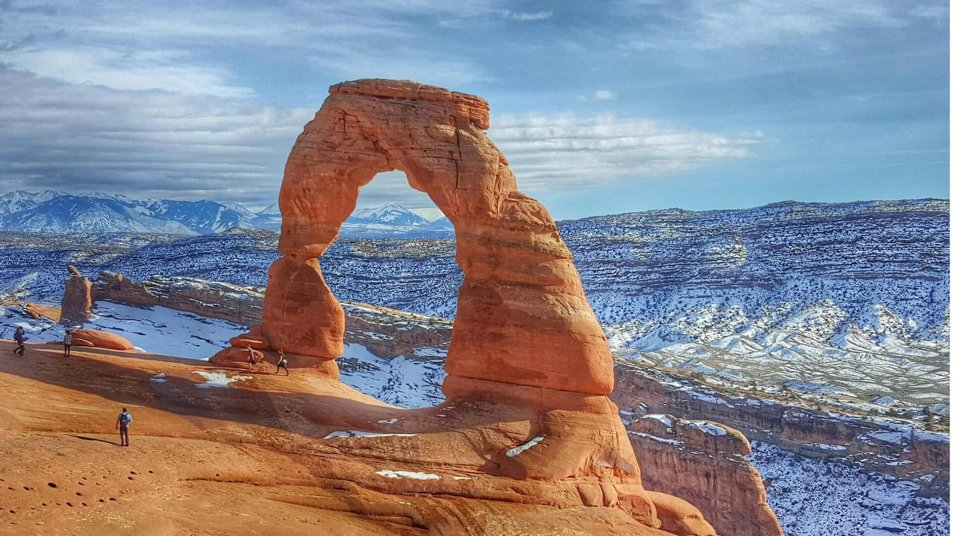 Menjelajahi Jembatan Batu Pasir di Arches National Park, Utah, AS