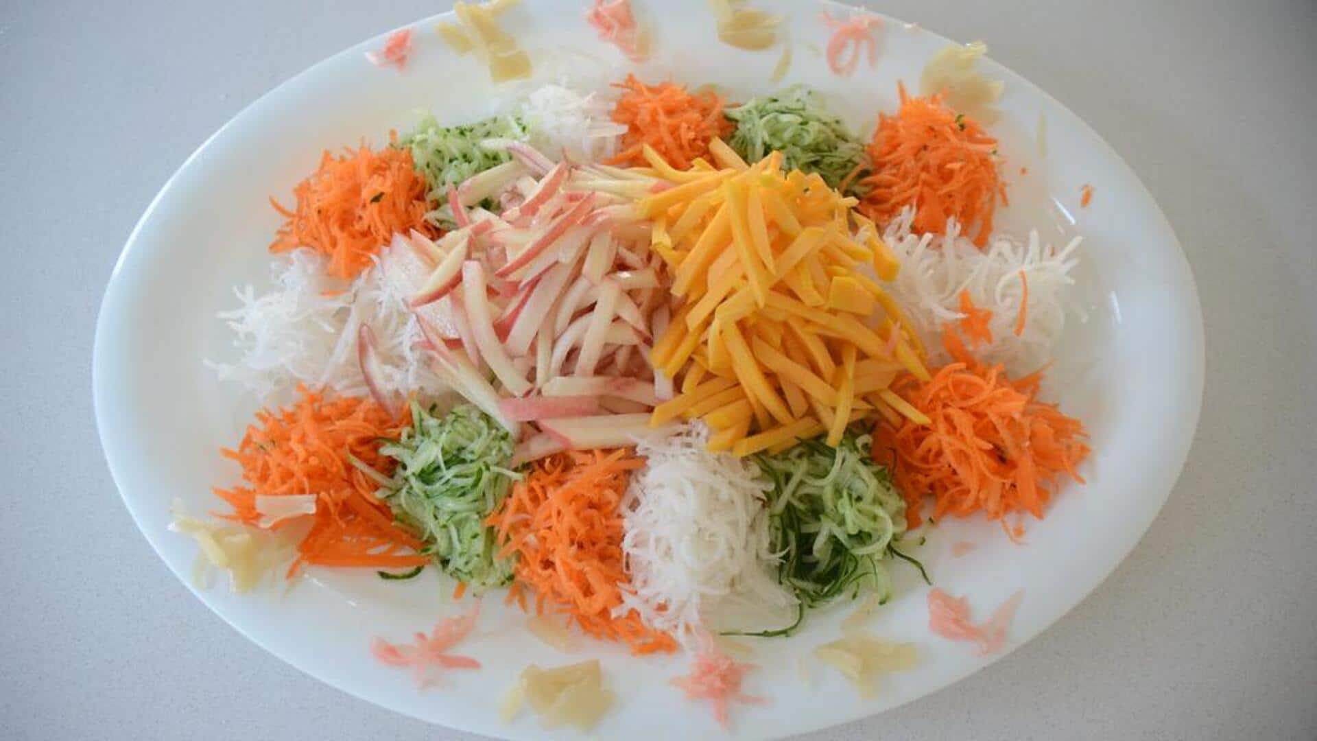 Kreasi salad dengan wortel, mentimun, dan lobak Kreasi salad dengan wortel, mentimun, dan lobak