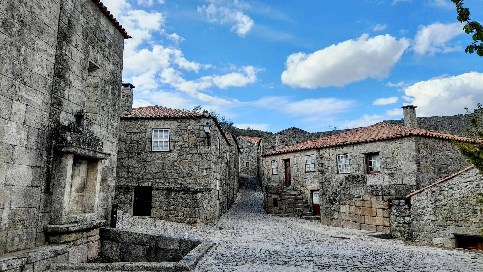 Menjelajahi Desa Pegunungan Tersembunyi di Portugal