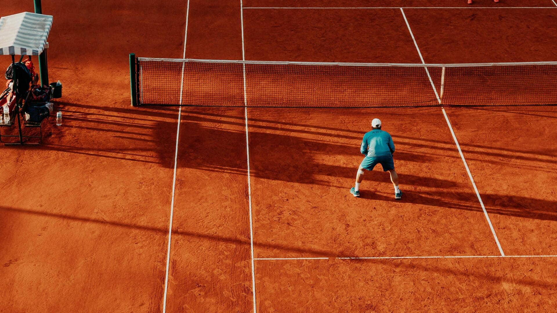 Mengapa permukaan lapangan tenis berbeda?