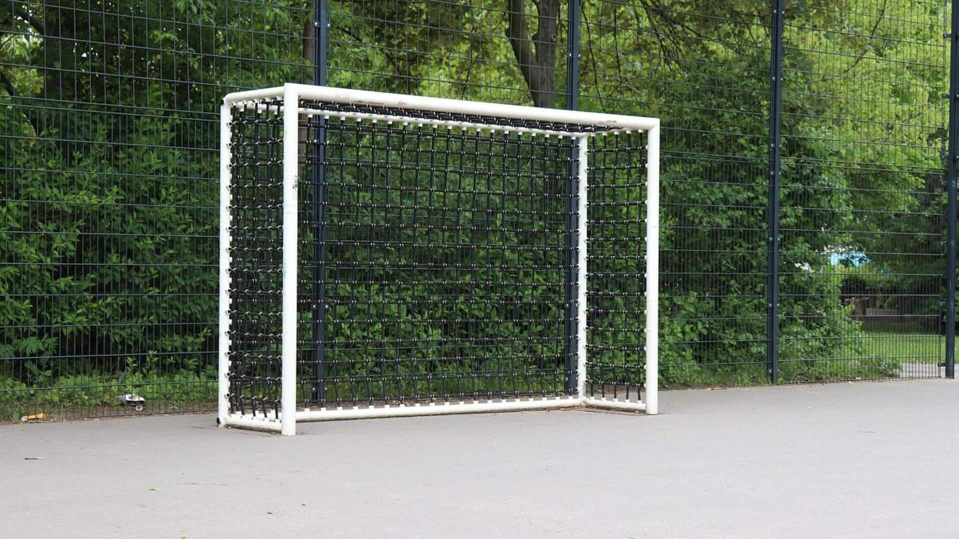 Cara unik tiang gawang dipasang di berbagai olahraga