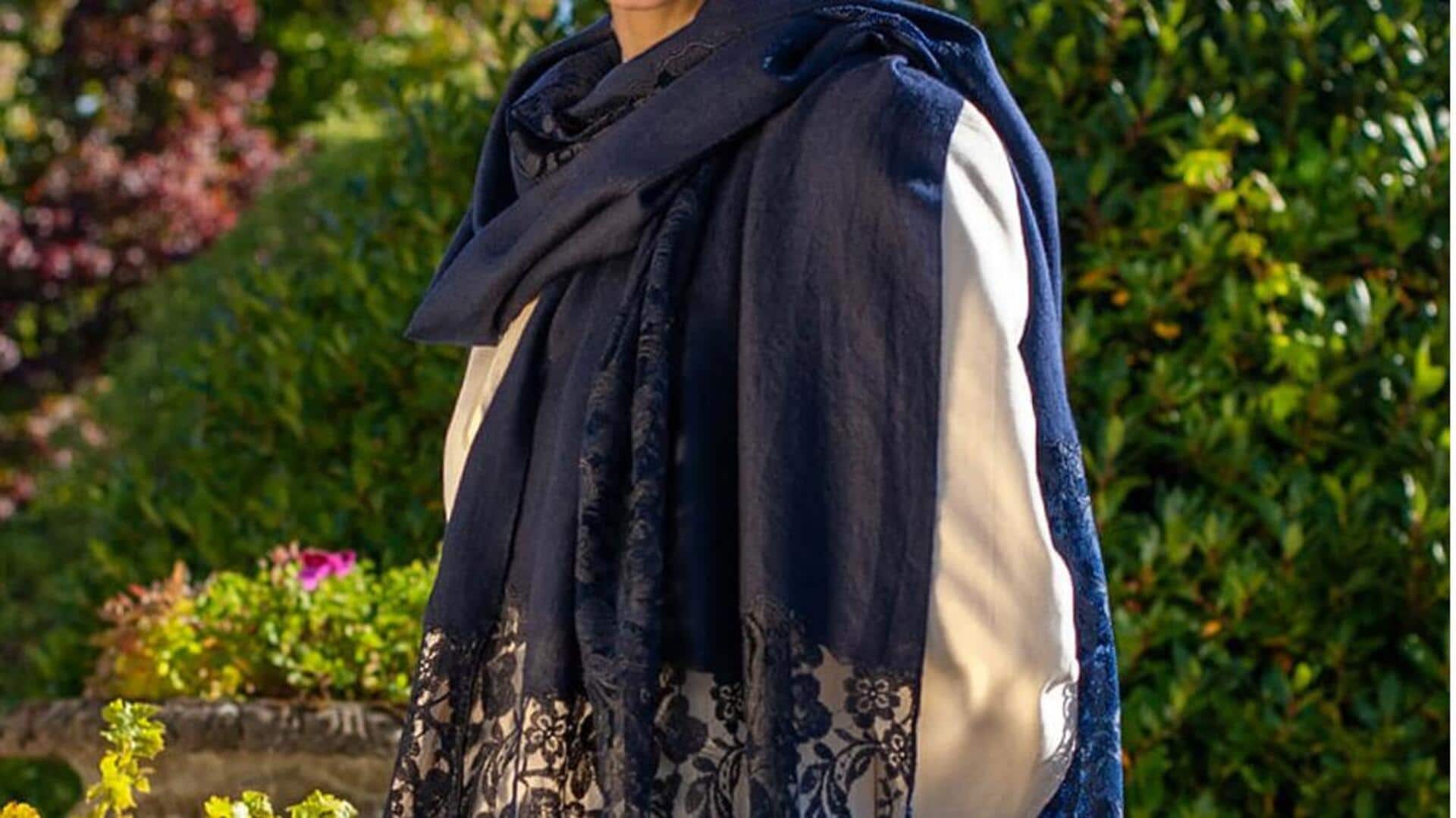 Cara elegan memakai selendang Kasmir