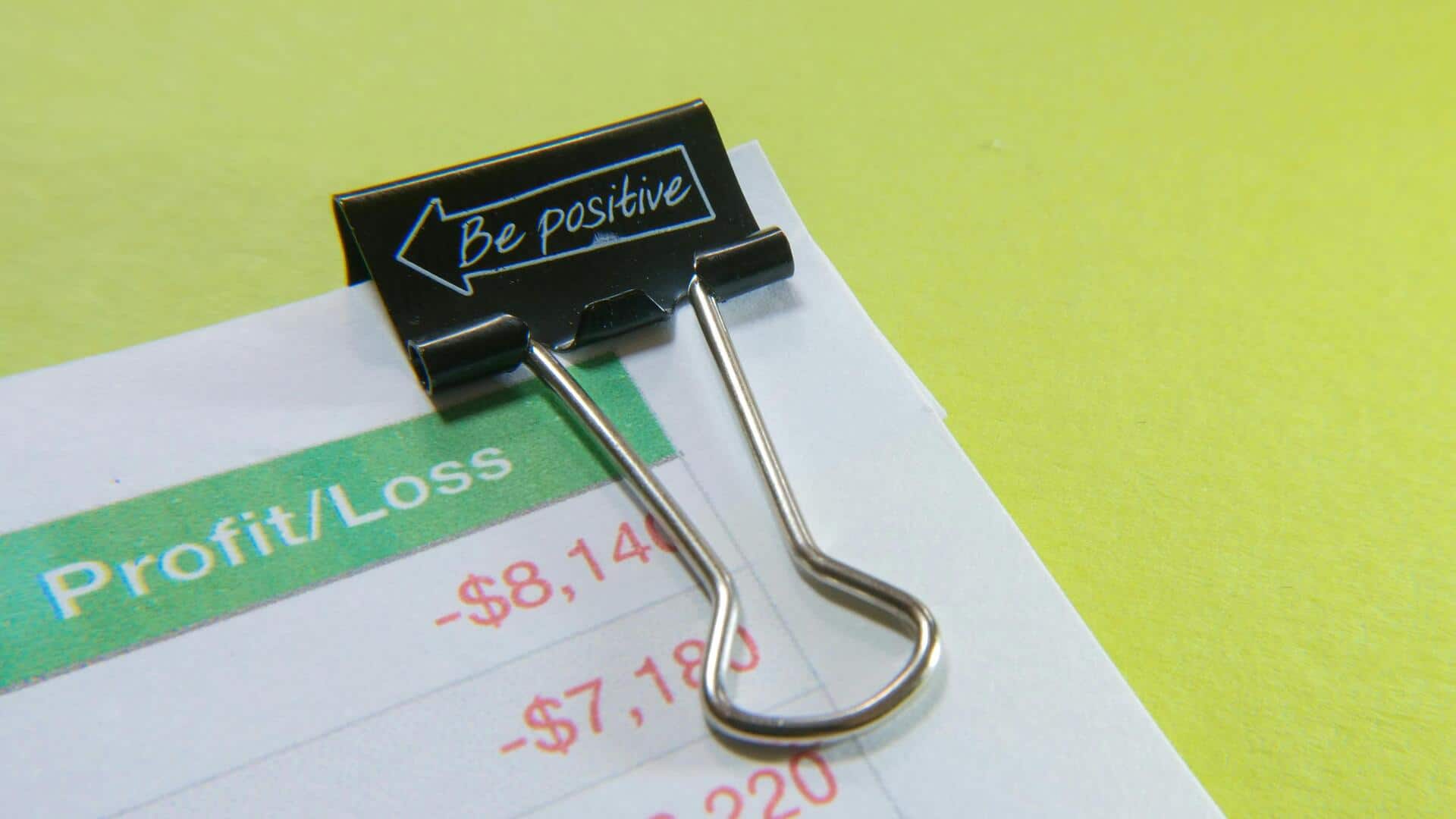 Mengatur alat dapur dengan penjepit binder secara cerdas