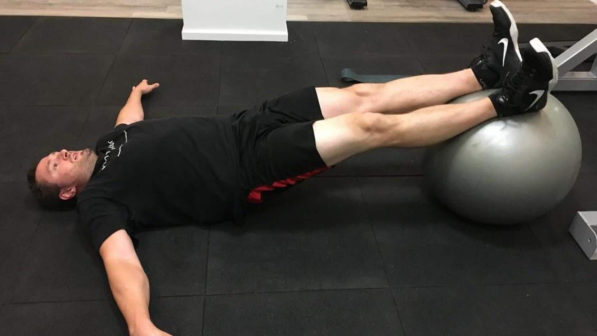 Meningkatkan stabilitas dengan Swiss Ball Leg Curls