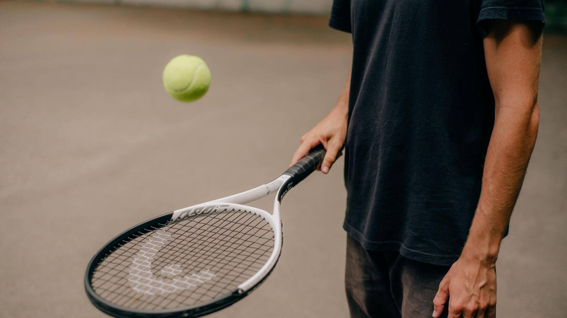 Mengapa pemain tenis menggunakan peredam pada raket mereka?