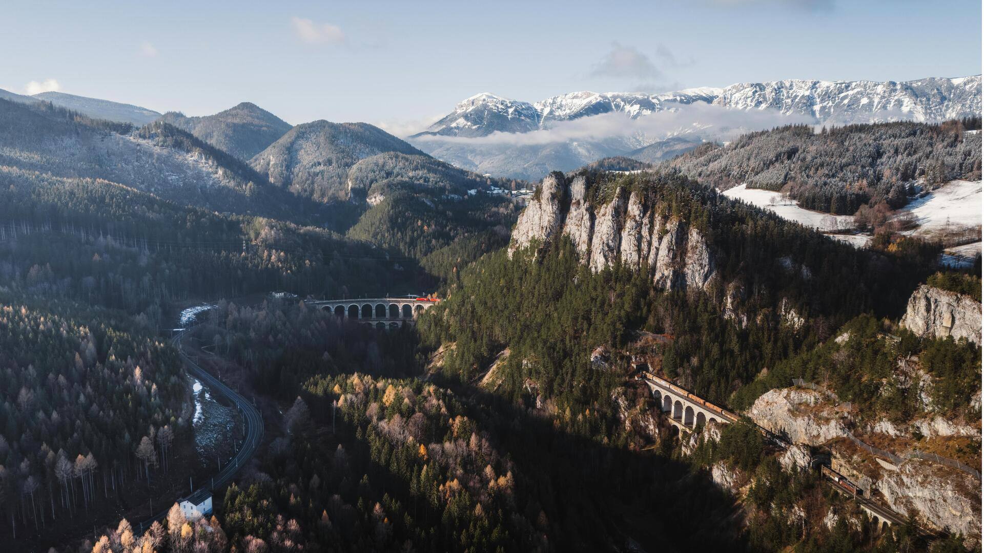Kereta Api Musim Dingin di Pegunungan Alpen Austria