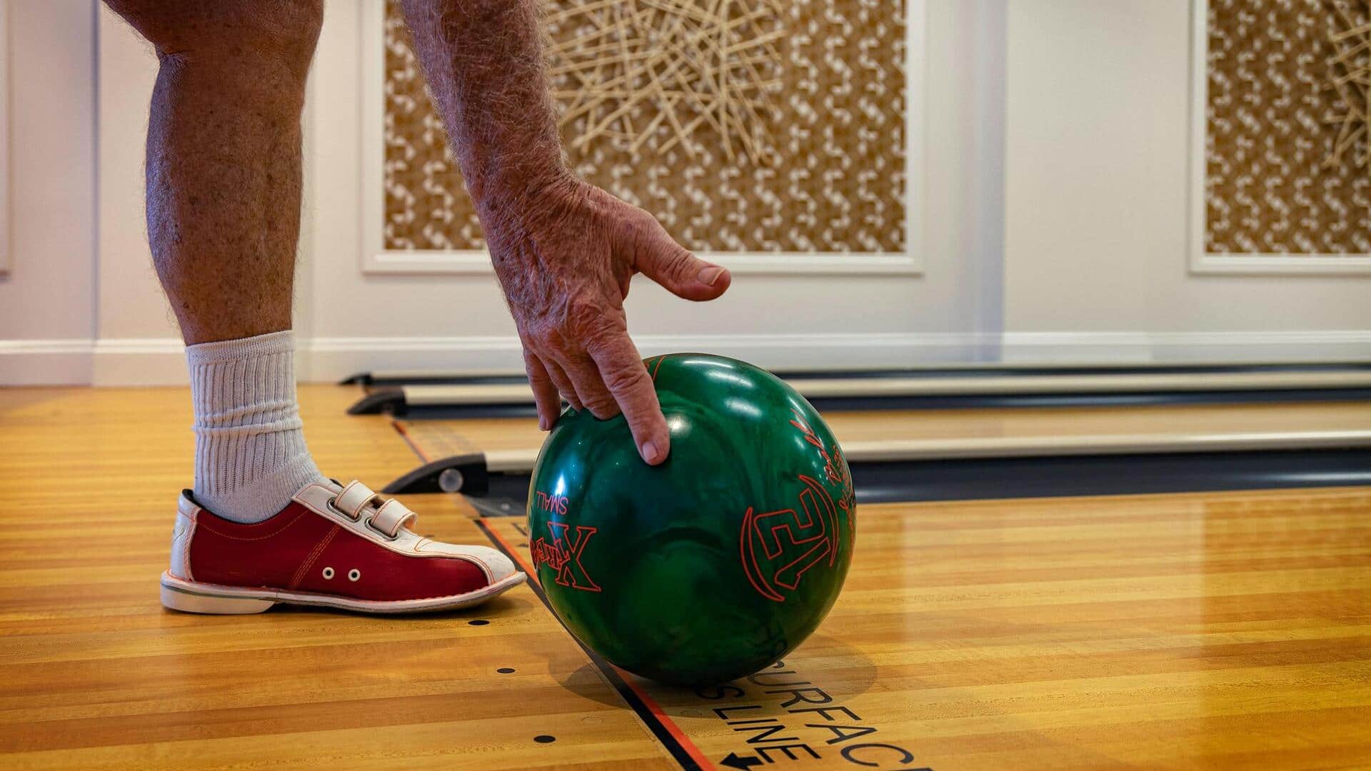 Mengapa bowling menggunakan tiga jari?