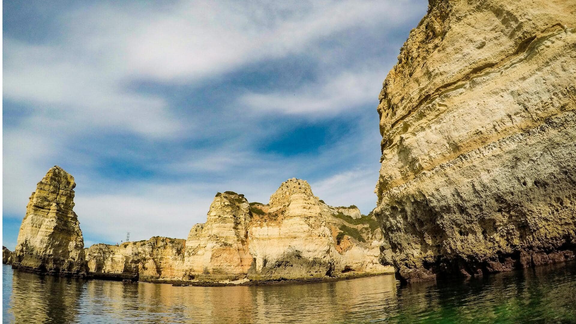 Menjelajahi Gua Laut Tersembunyi di Portugal