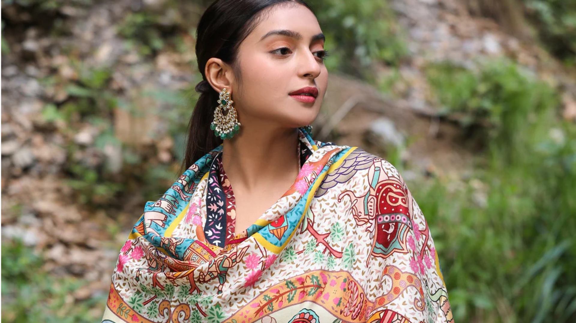 Syal India: Seni abadi dalam mode