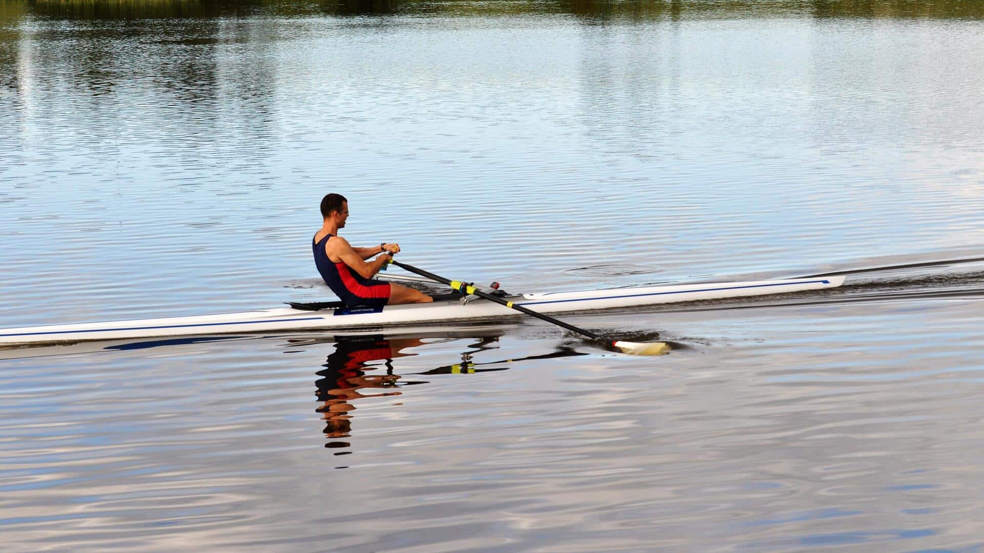 Mengapa pendayung menghadap ke belakang saat berlomba?