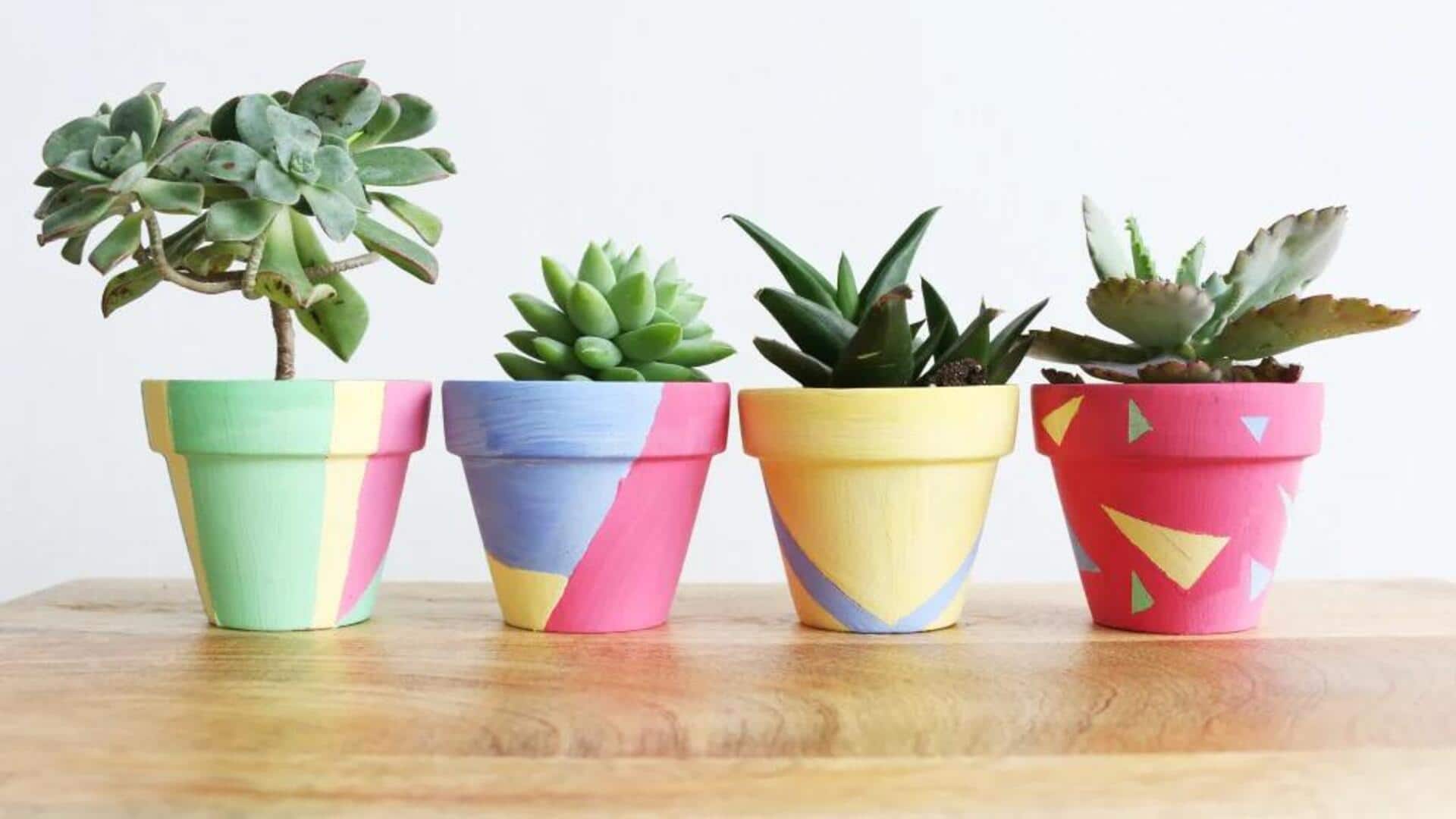 Menghias Pot Tanaman dengan Pola Seni Abstrak Buatan Tangan