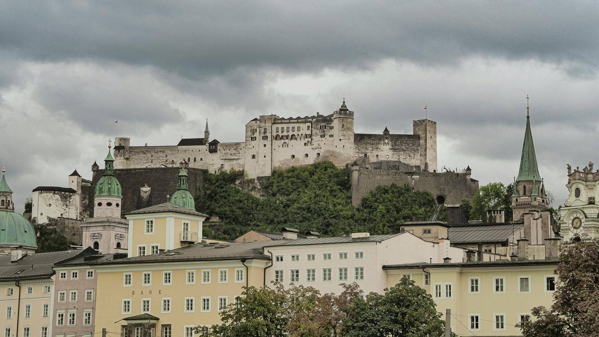 Menjelajahi Pesona Dongeng di Jalanan Kota Tua Salzburg
