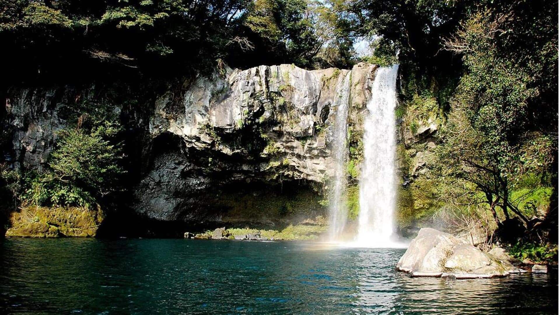 Menjelajahi Danau Tersembunyi di Jeju