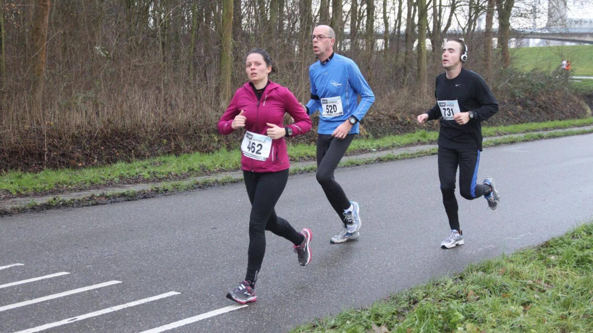 Mengapa pelari maraton memakai kaus kaki kompresi?