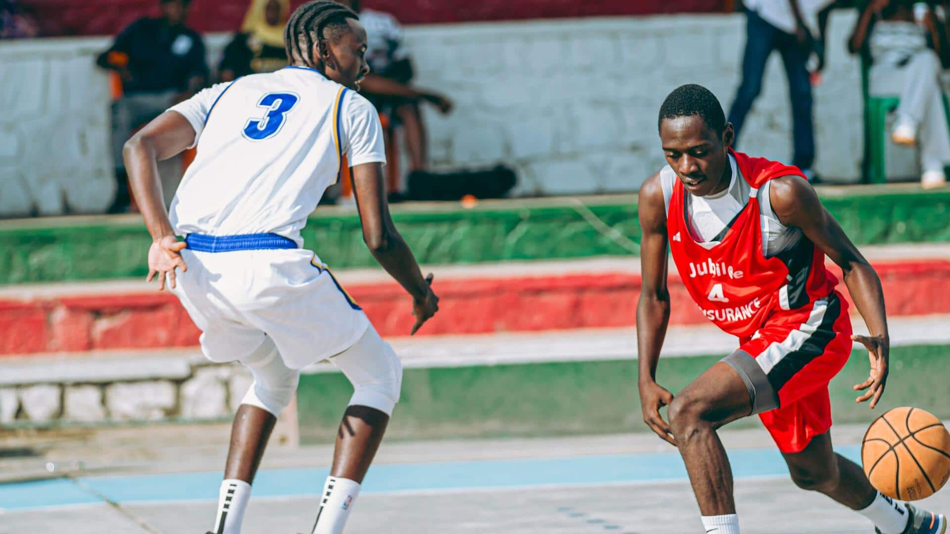 Mengapa garis tiga poin dalam bola basket sangat signifikan?