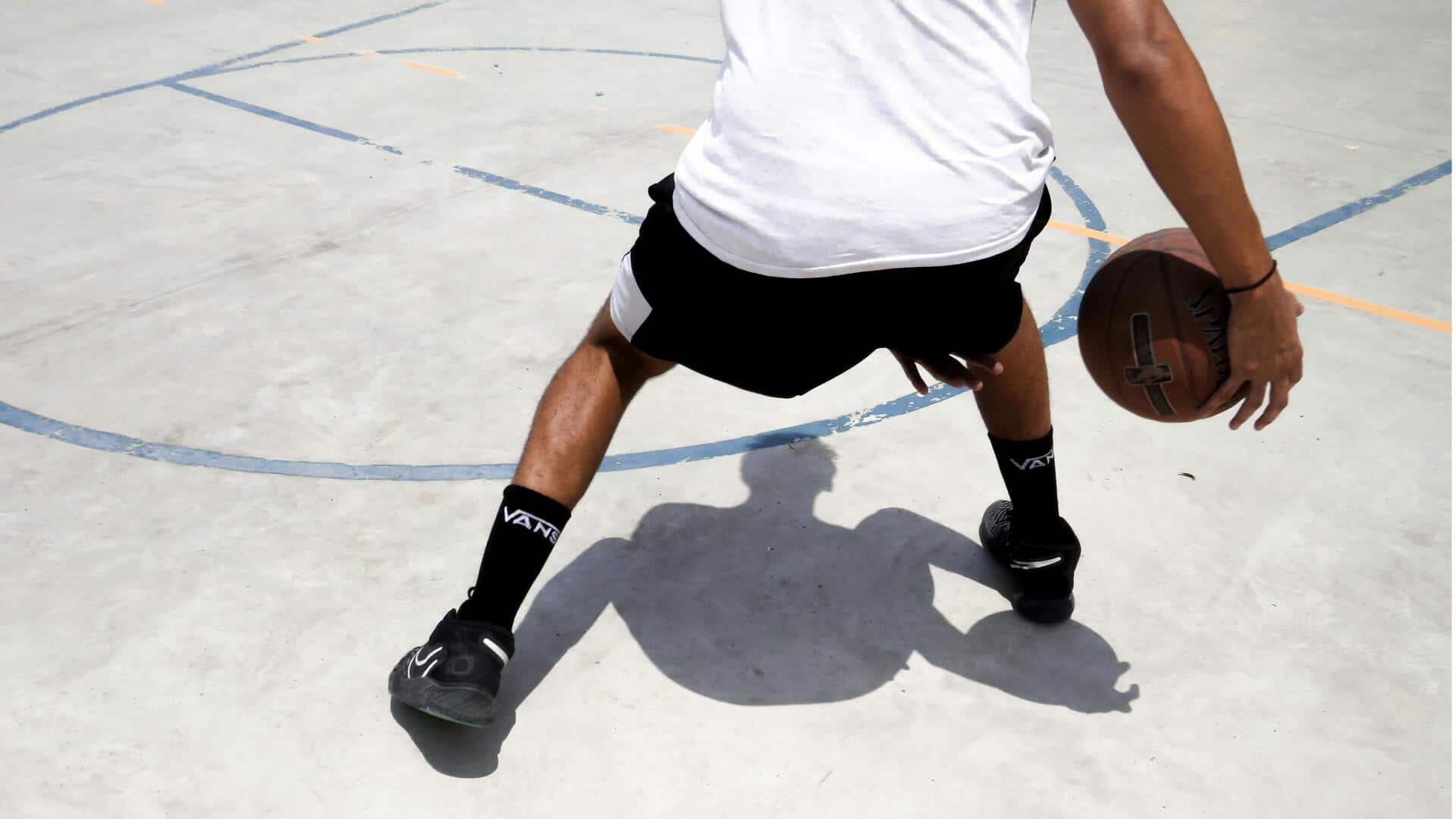 Mengapa pemain basket suka sepatu berdecit?