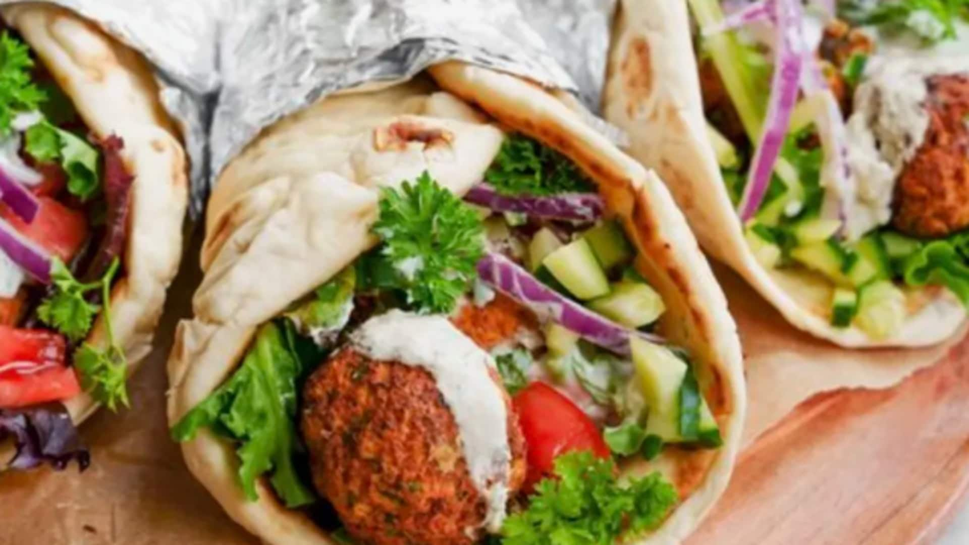 Membuat falafel gulung Lebanon: Resep langkah demi langkah