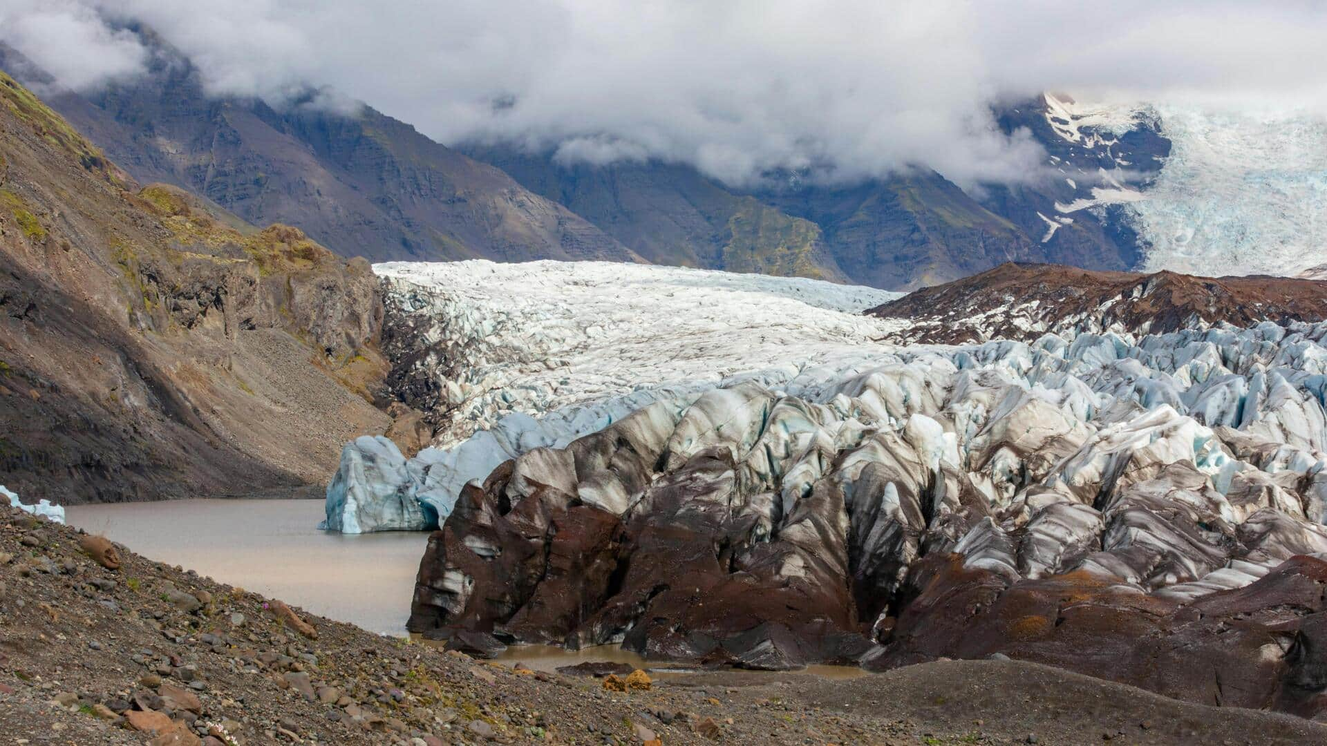 Menjelajahi Gua Es Tersembunyi di Svinafellsjokull, Islandia