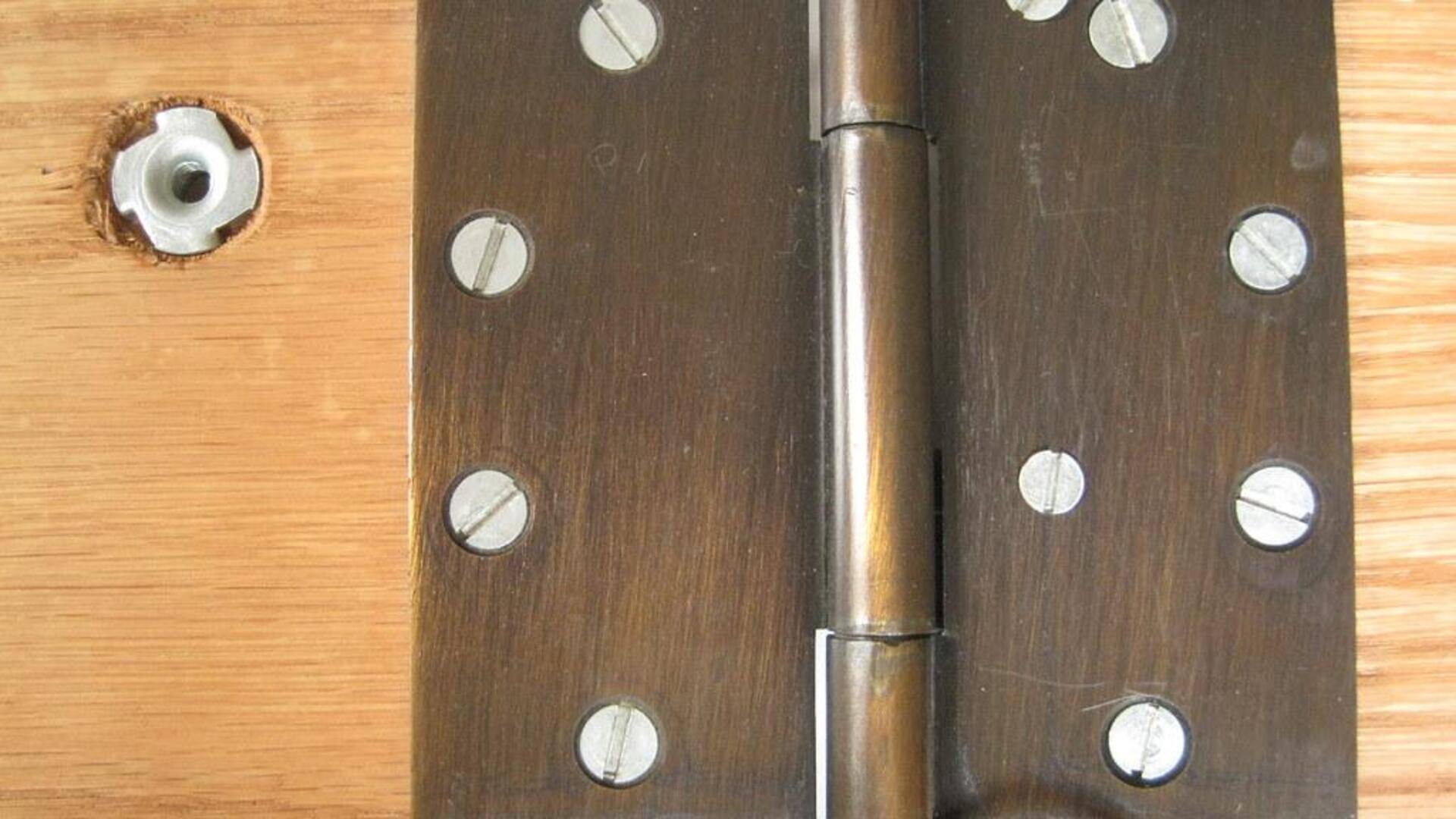 Cara cepat memperbaiki engsel pintu berdecit