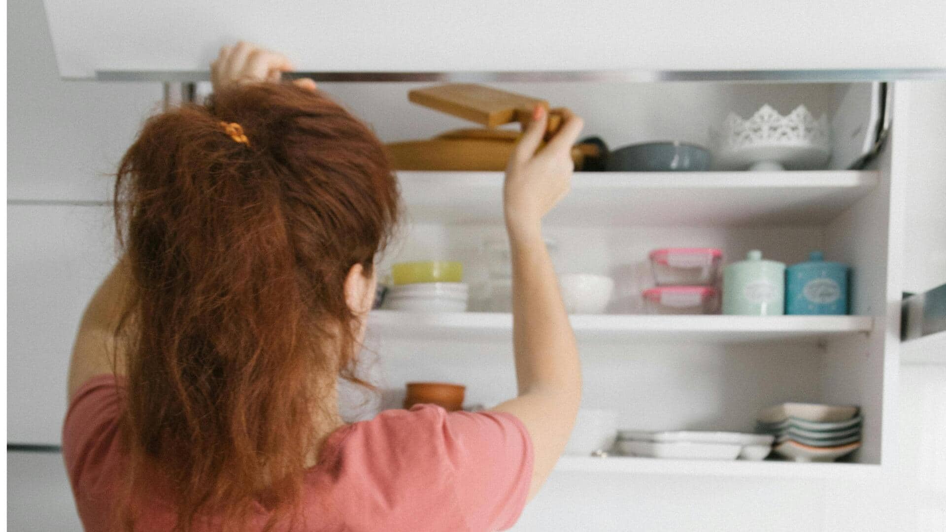 Cara cepat mengatur lemari dengan wadah berwarna