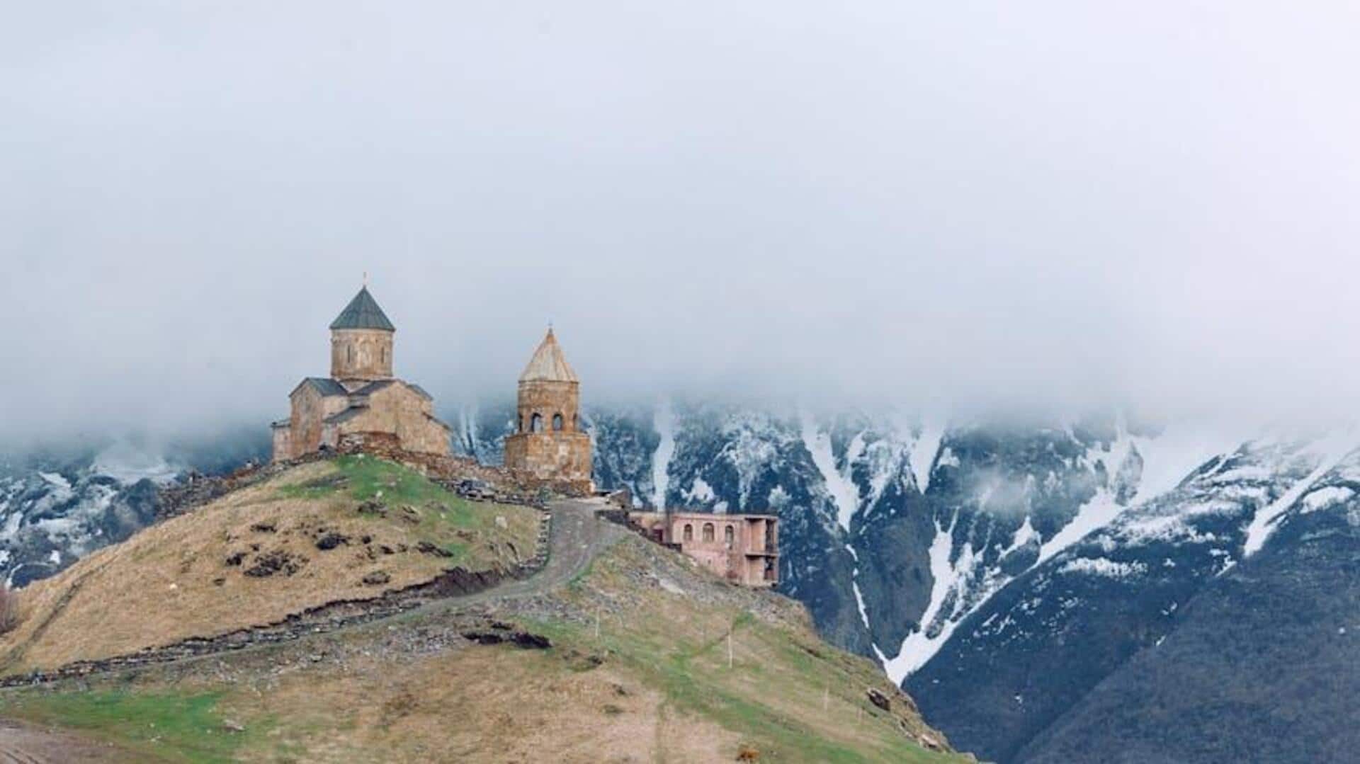 Pemandangan Gunung Indah di Kazbegi, Georgia Pemandangan Gunung Indah di Kazbegi, Georgia