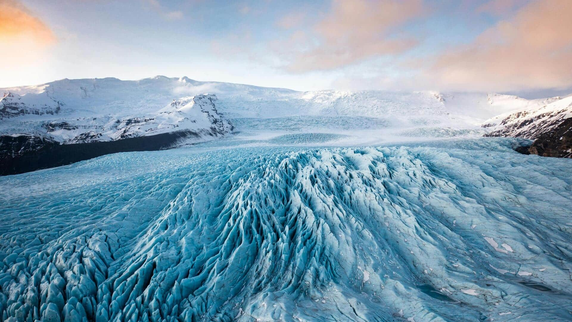 Menjelajahi Keindahan Gletser Oraefajokull, Islandia