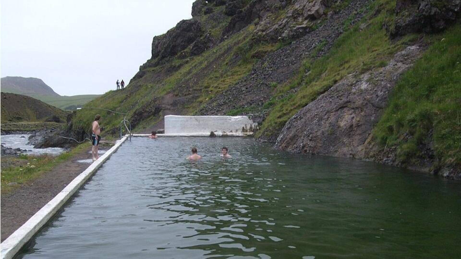 Menjajal Kolam Geotermal Tersembunyi di Islandia