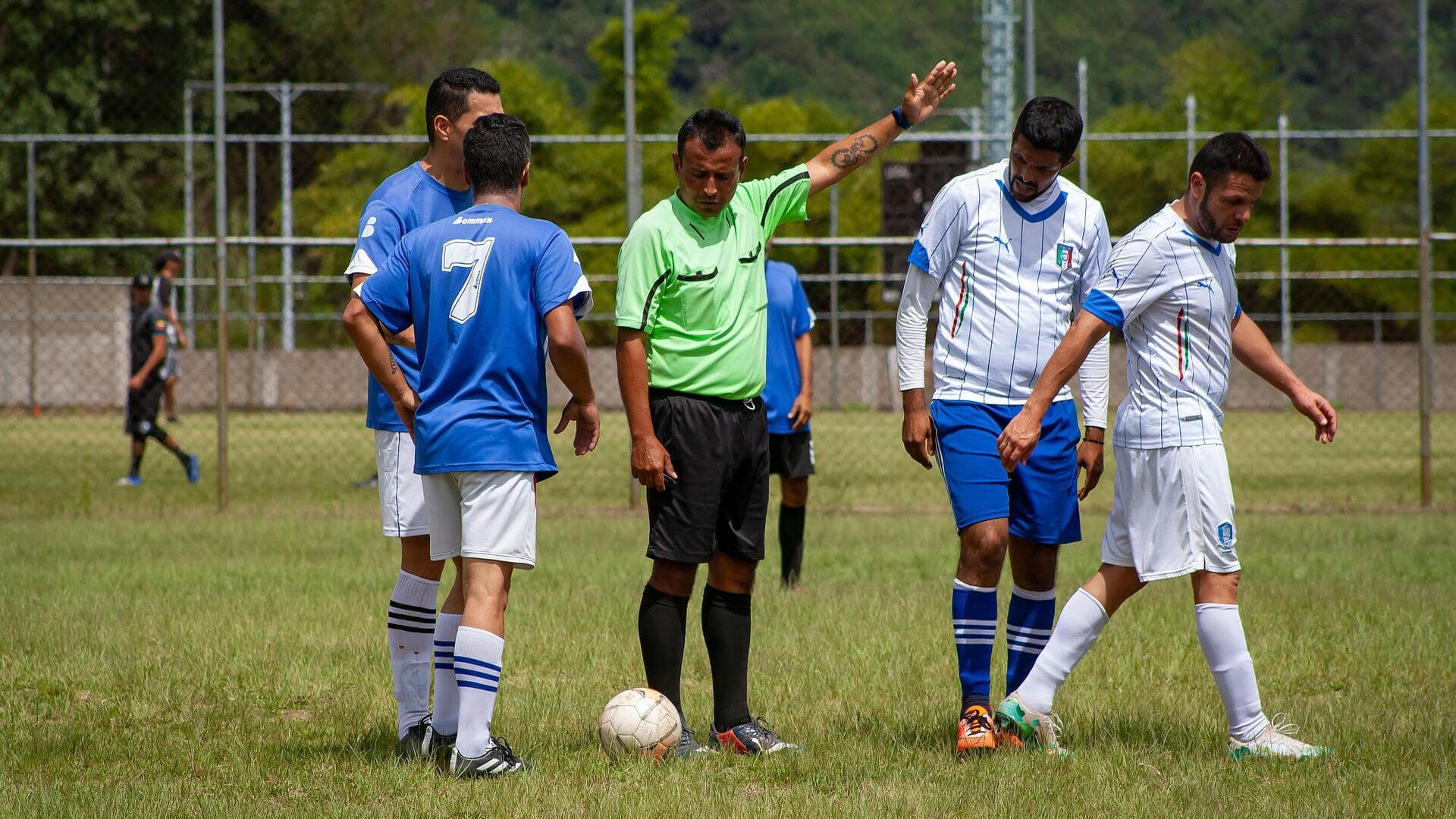Legenda di balik kode isyarat tangan wasit sepak bola